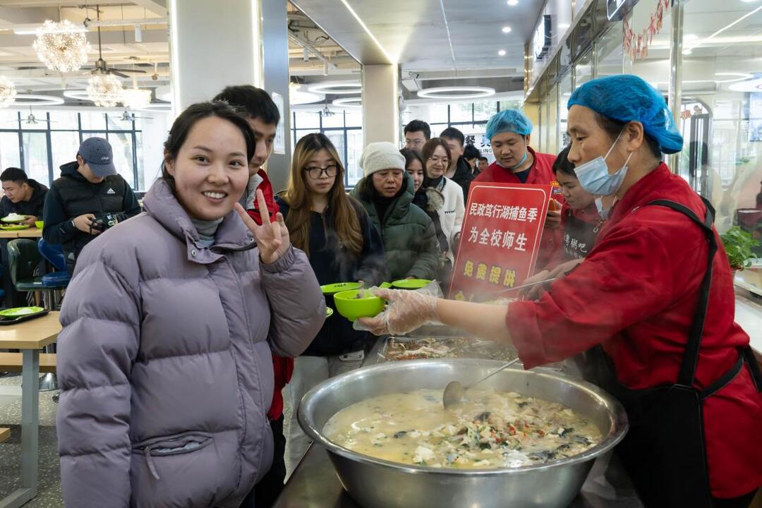 校园湖中捞出5000斤鱼！这所高校为师生提供免费“全鱼宴”